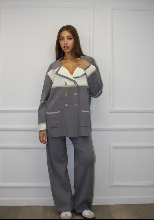 Pelēks sieviešu kostīms ar apzeltītām pogàm