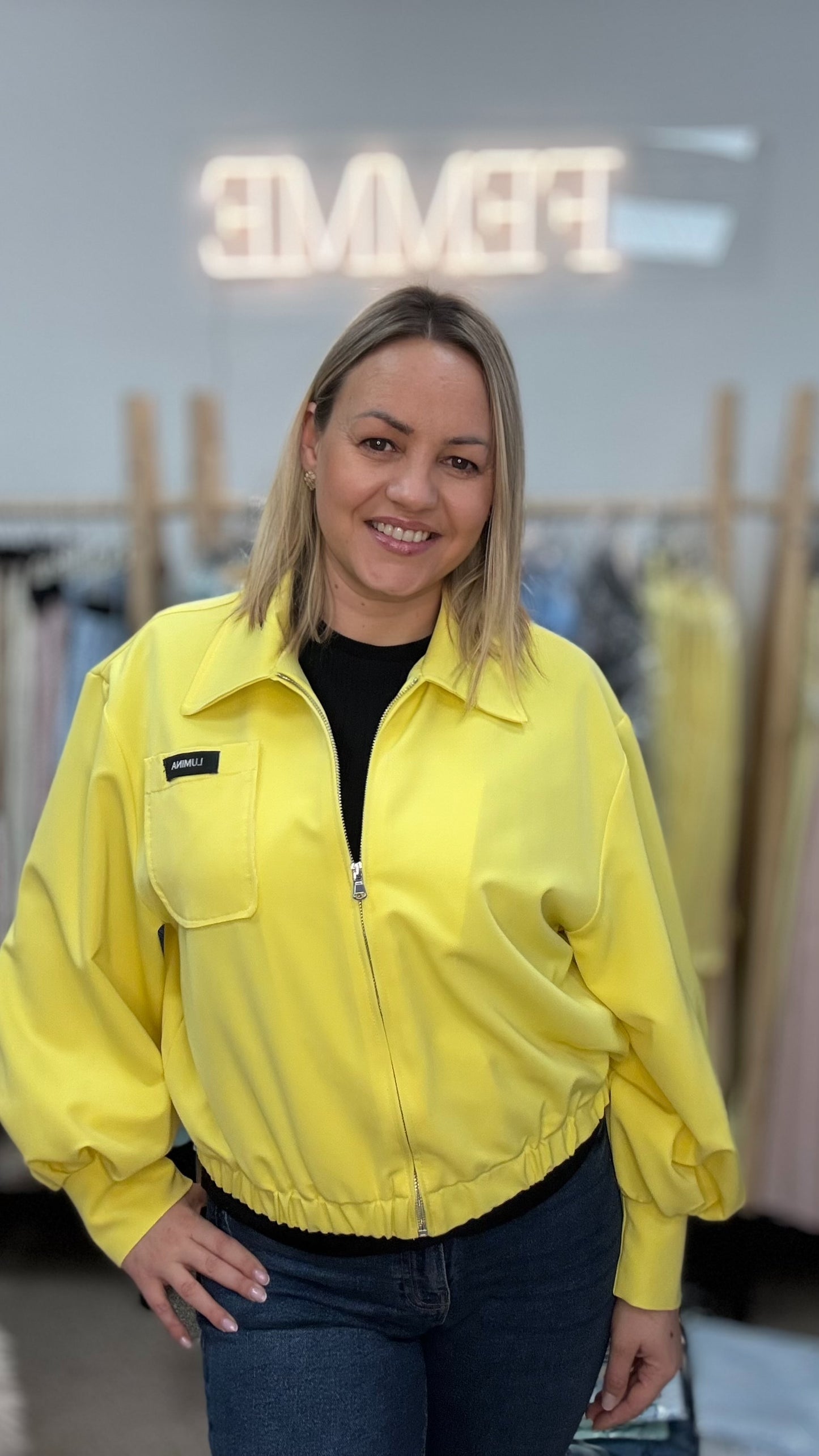 Lumina jaka dzeltenā tonī