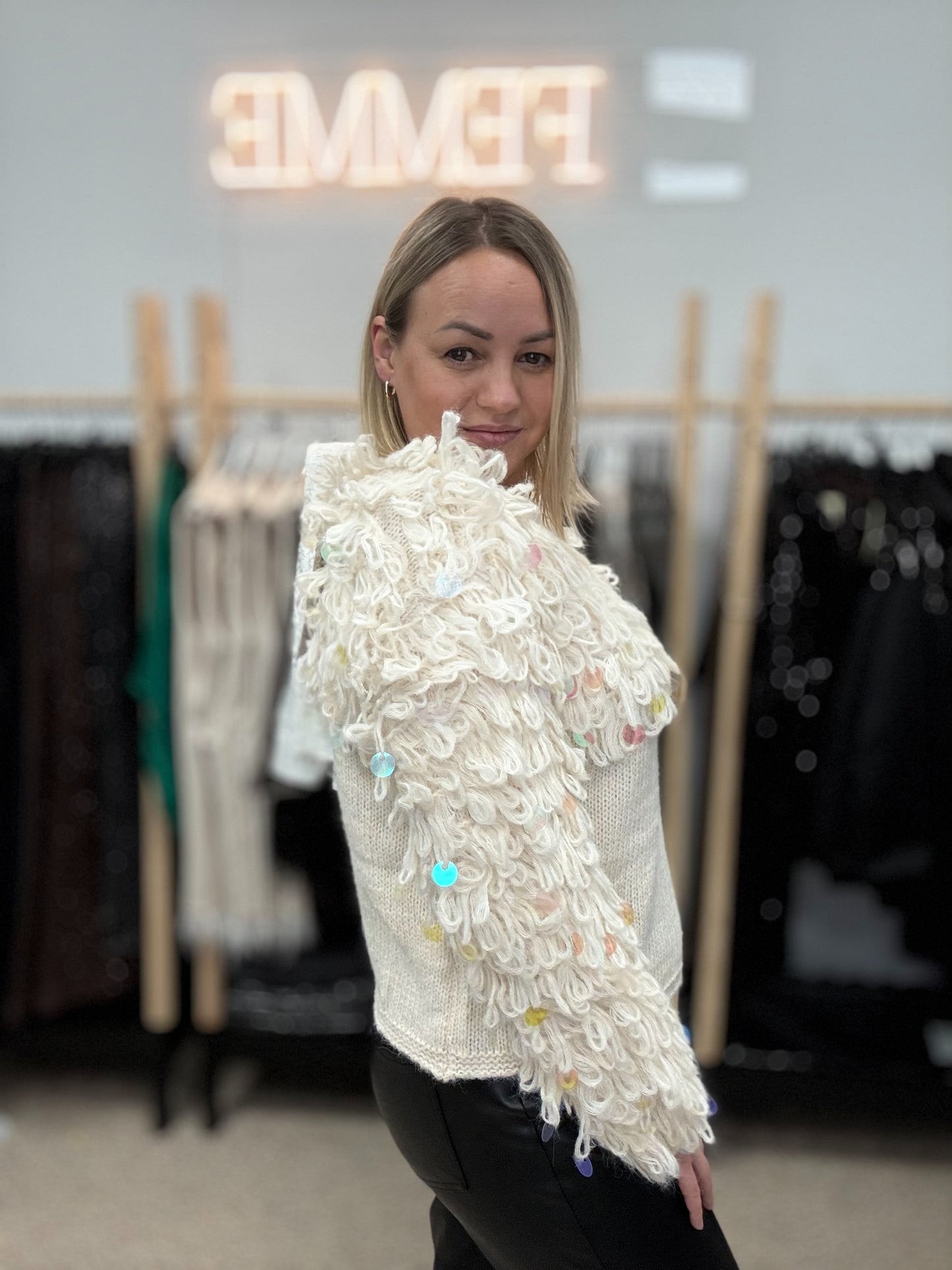 Piena balts džemperis ar cilpām un gliteriem.