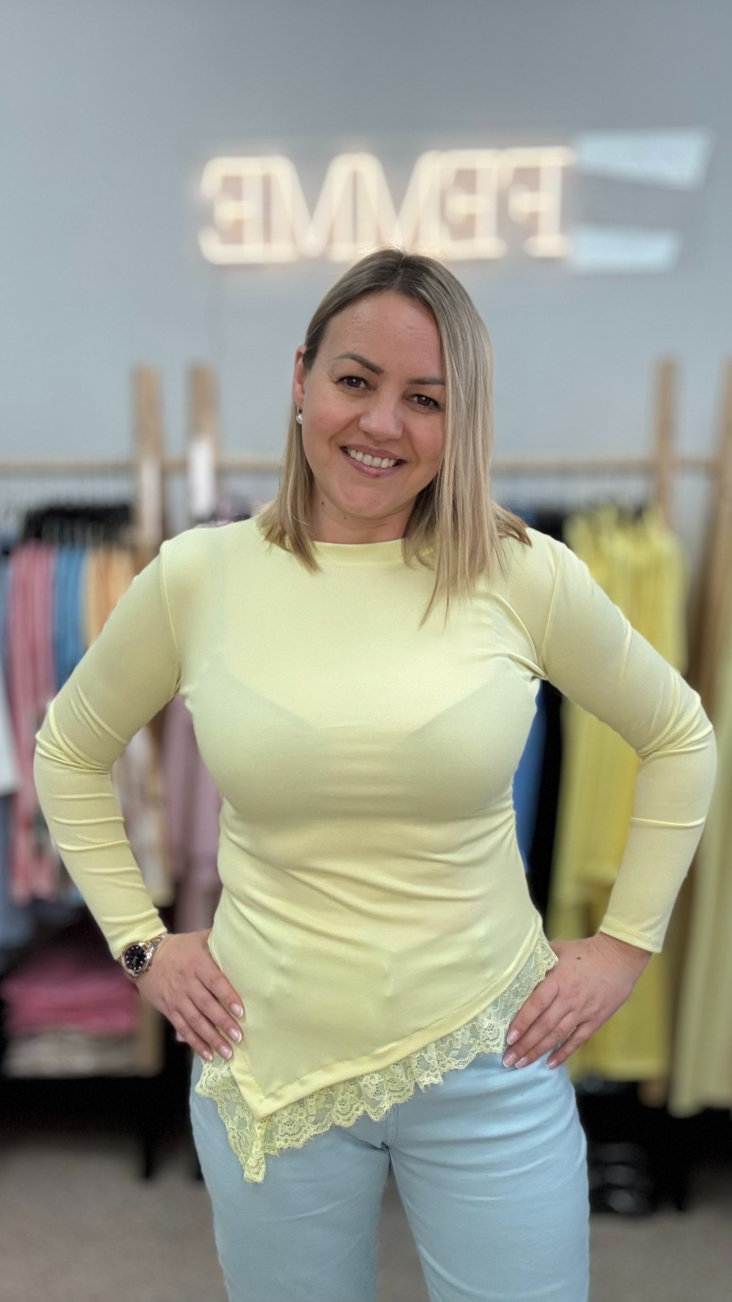 Tops dzeltenā tonī ar mežģīni