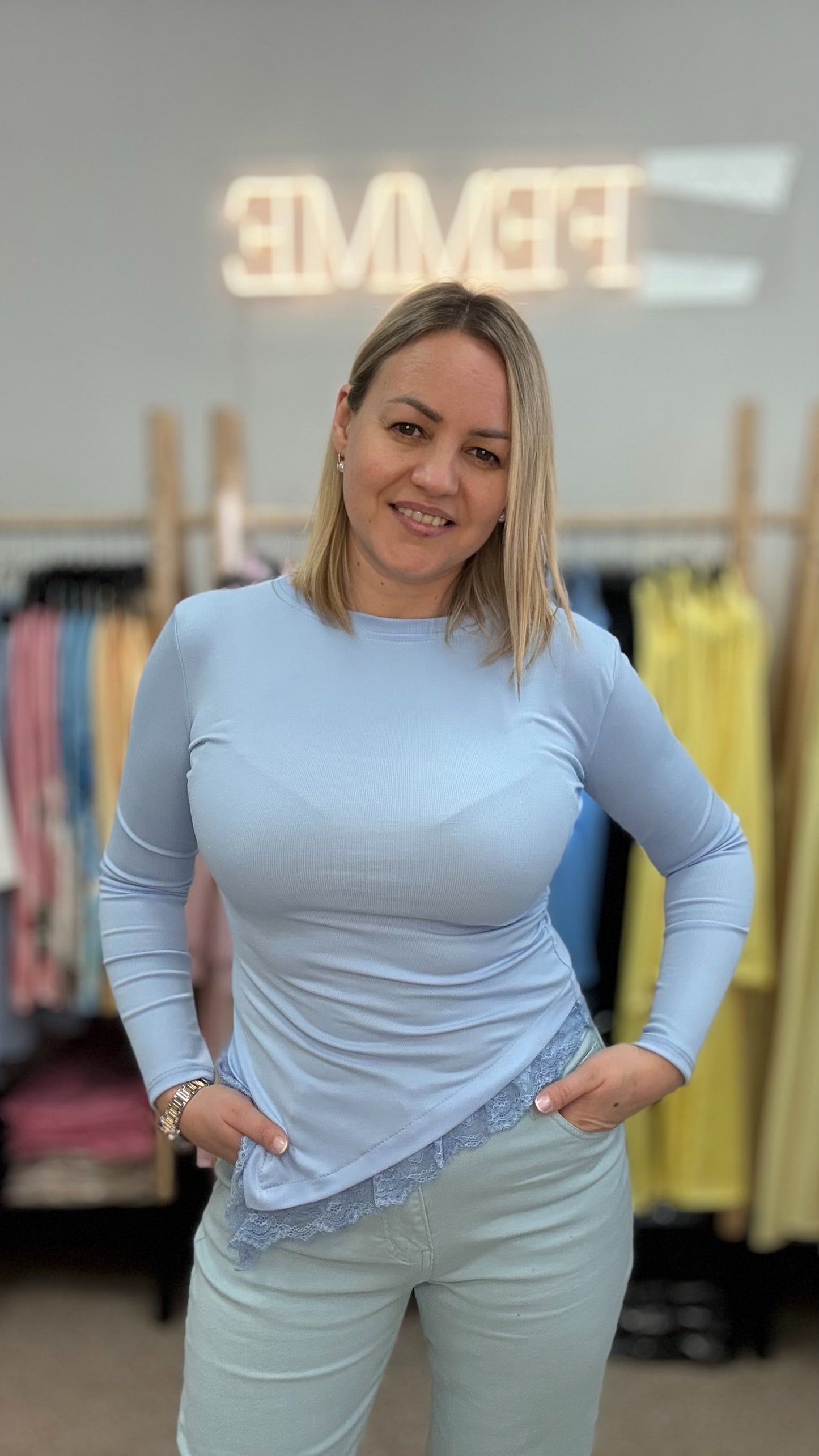 Tops zilā tonī ar mežģīni