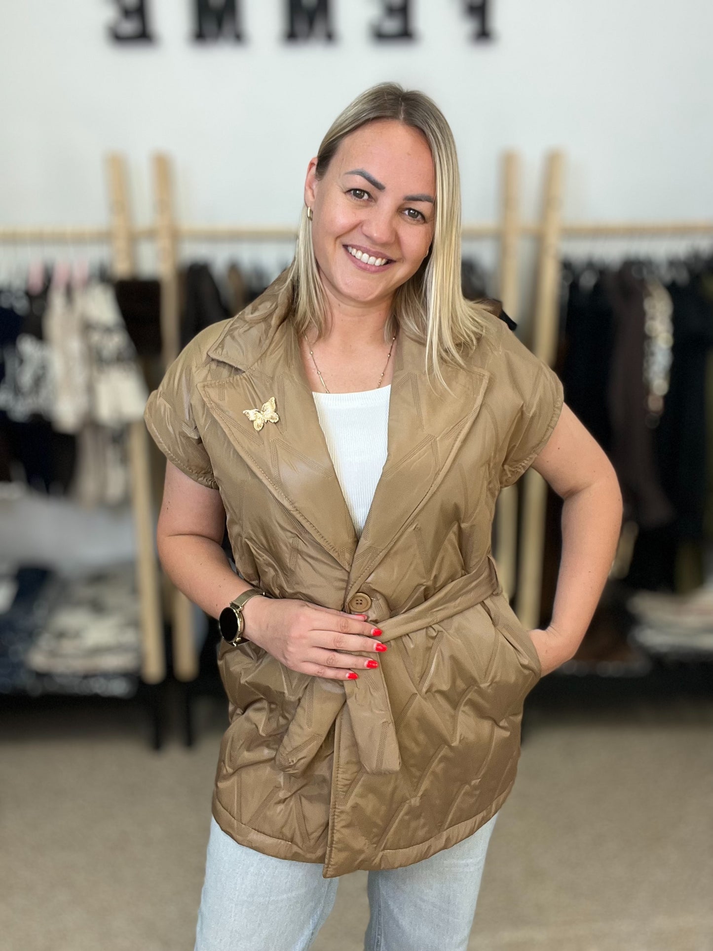 Veste bēšā tonī