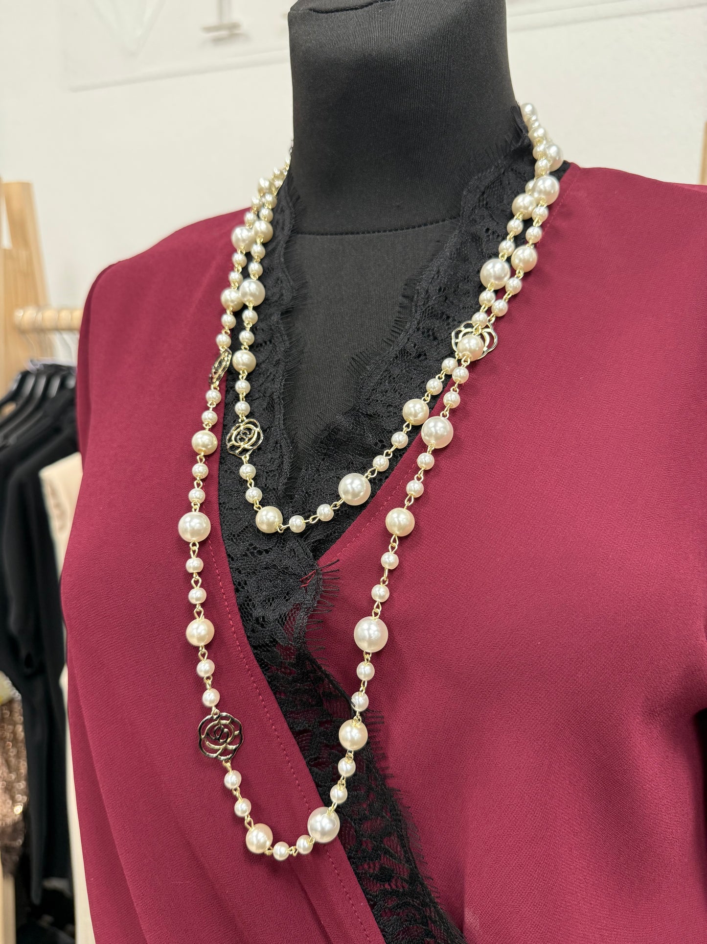 Pērļu kaklarota ar akcentiem