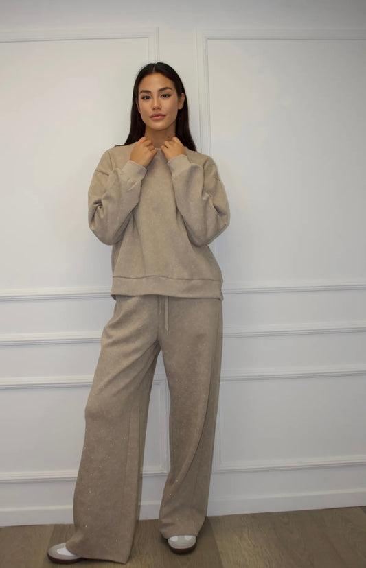 Bēšs kostīms ar kristāliem