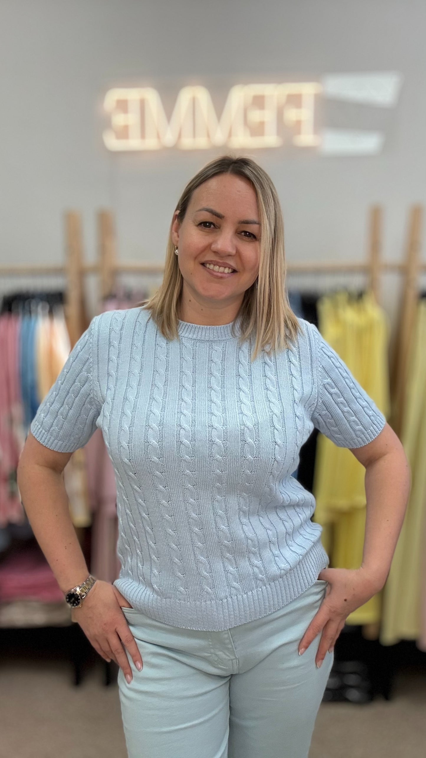 Zils džemperis ar pīnītēm