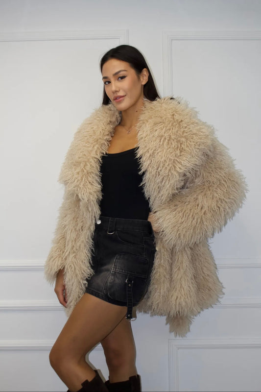 Mākslīgās kažokādas kažoks bēšā tonī