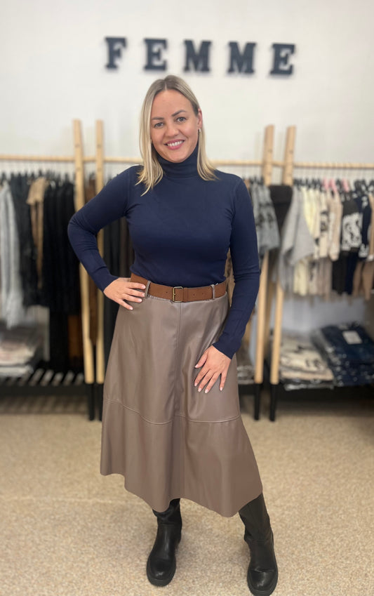 Ādas imitàcijas svàrki ar jostiņu