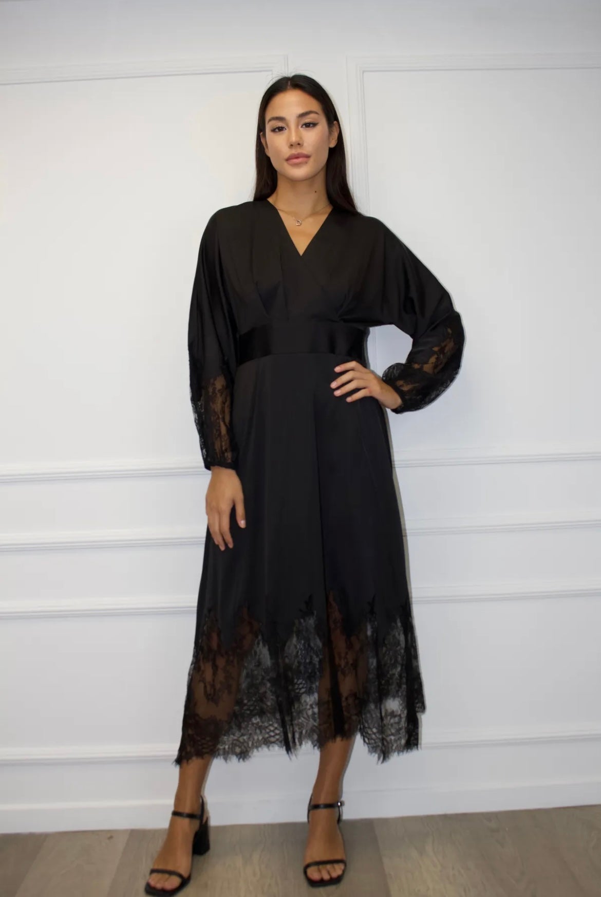 Melna kleita ar mēžīnèm