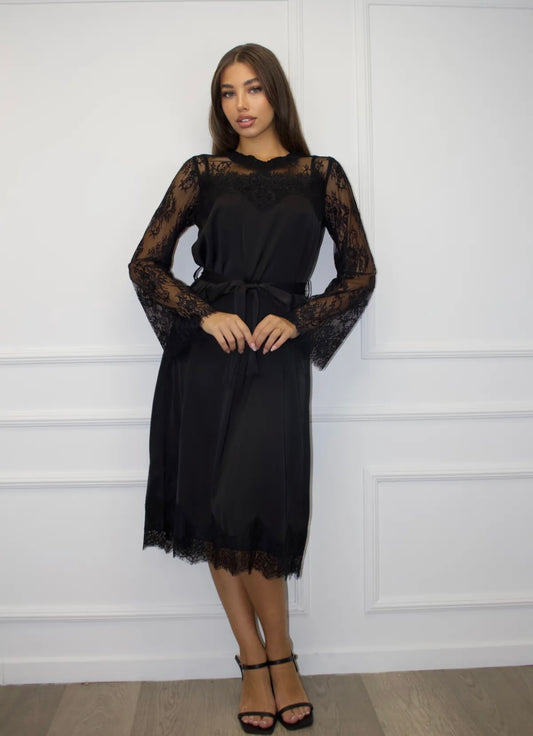 Melna zīdveidīga kleita ar mežgīnēm