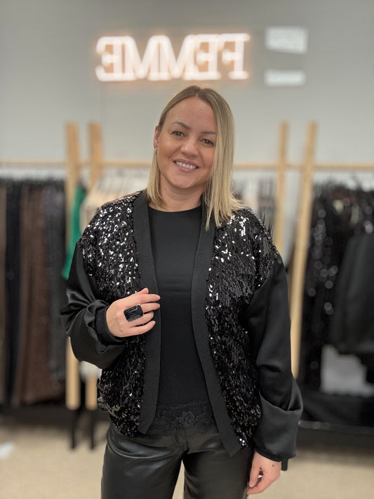 Eleganta melna jaka ar fliteriem