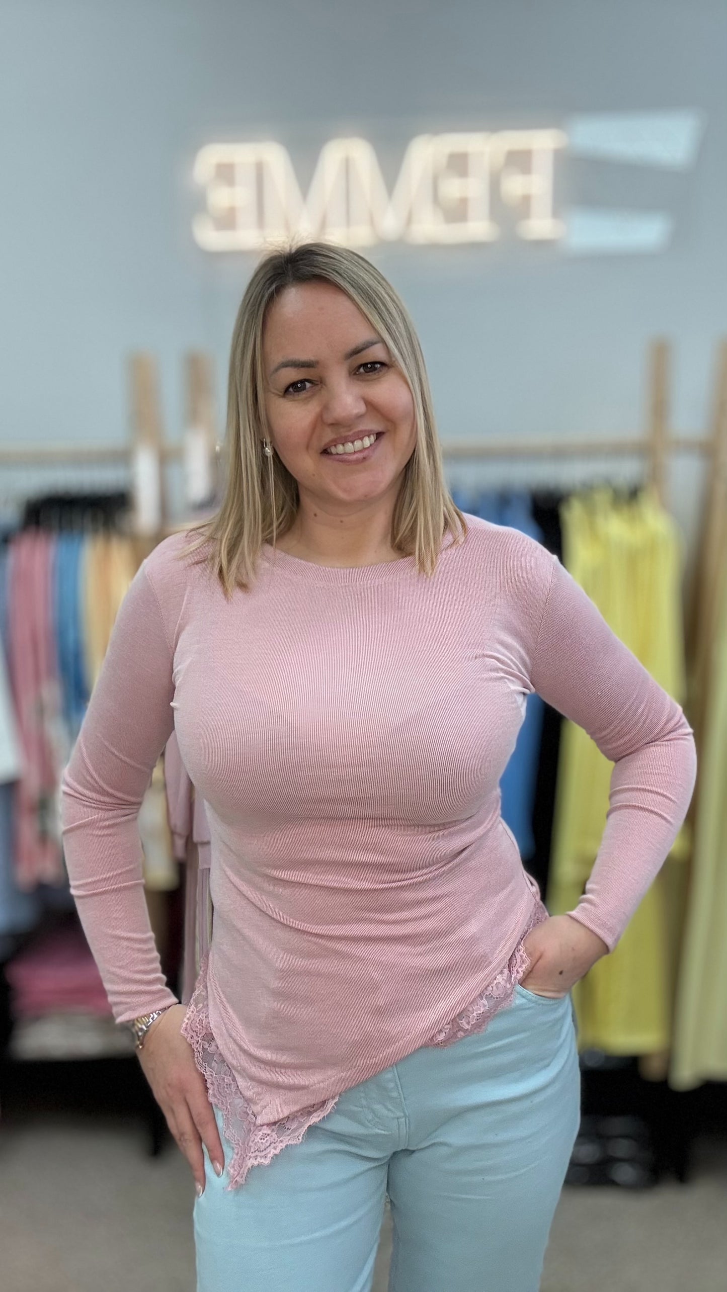 Tops rozā tonī ar mežģīni