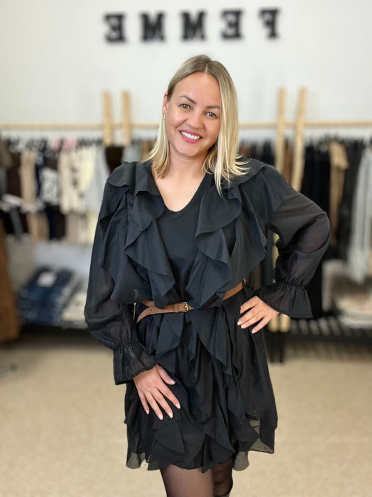 Melna kleita ar volāniem un jostiņu