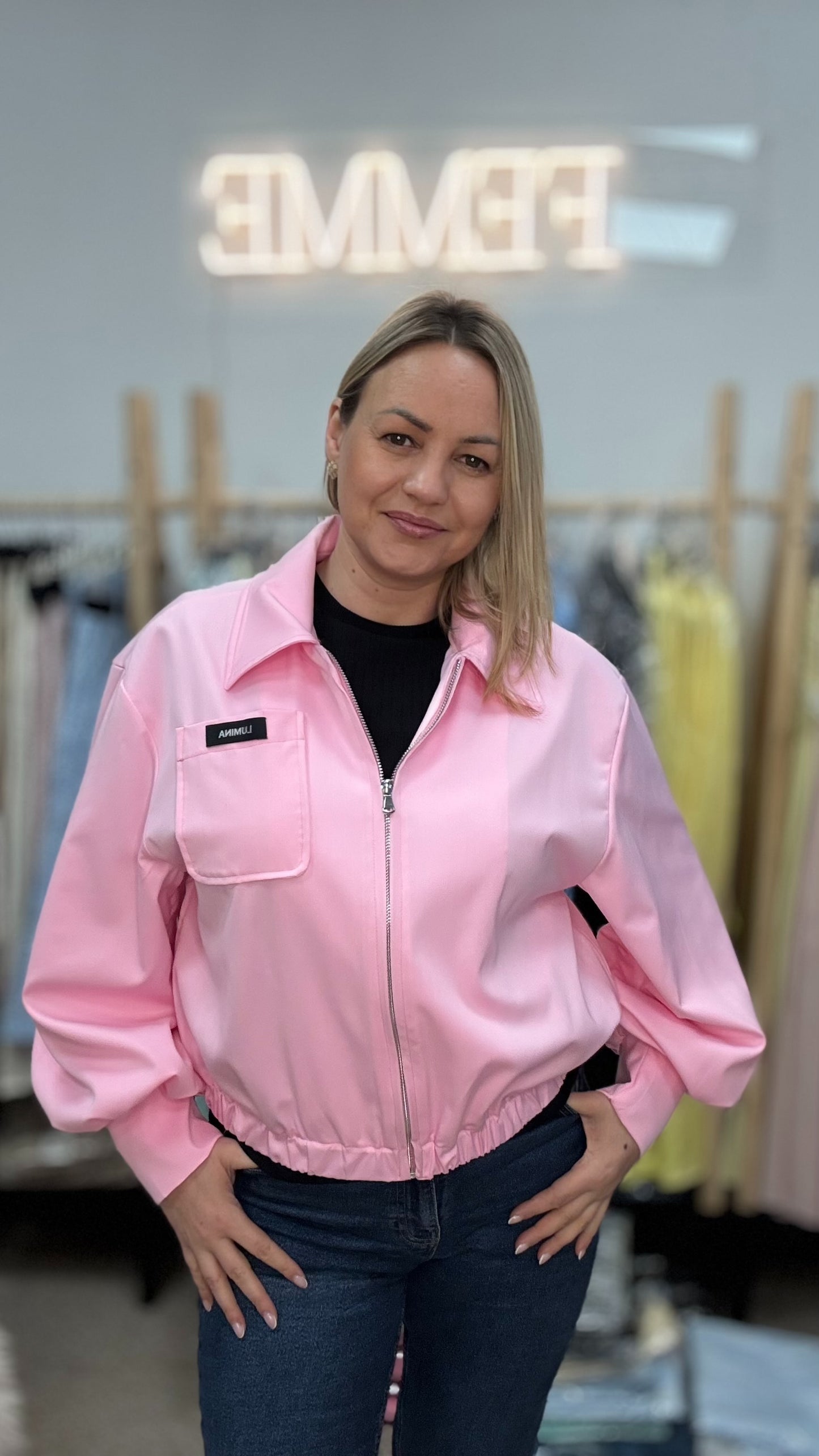 Lumina jaka rozā tonī