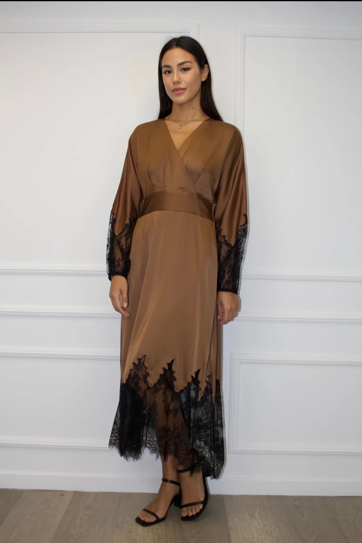 Brũna kleita ar mežğīnēm