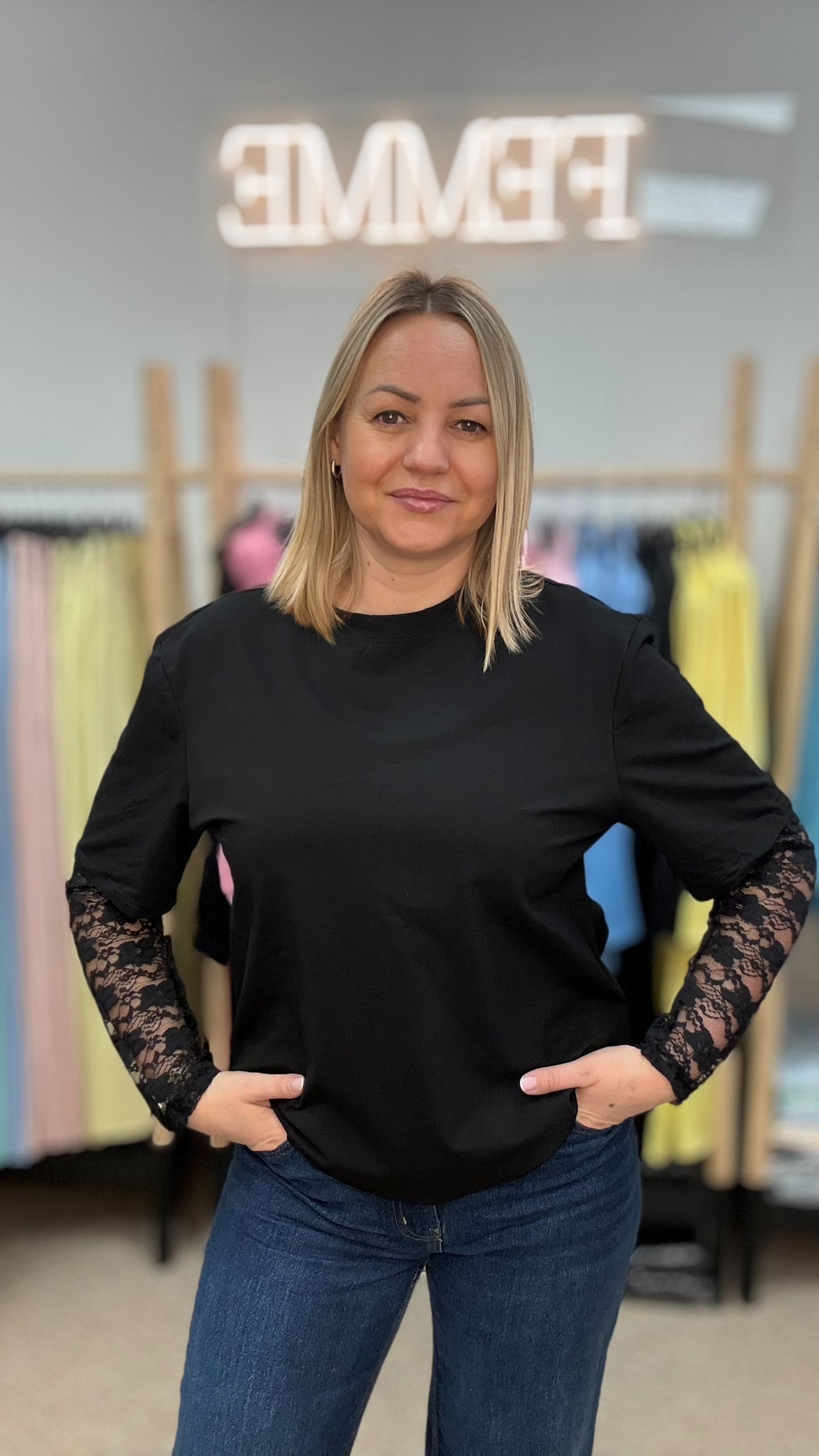 Melns T-krekls ar mežģīņu piedurknēm