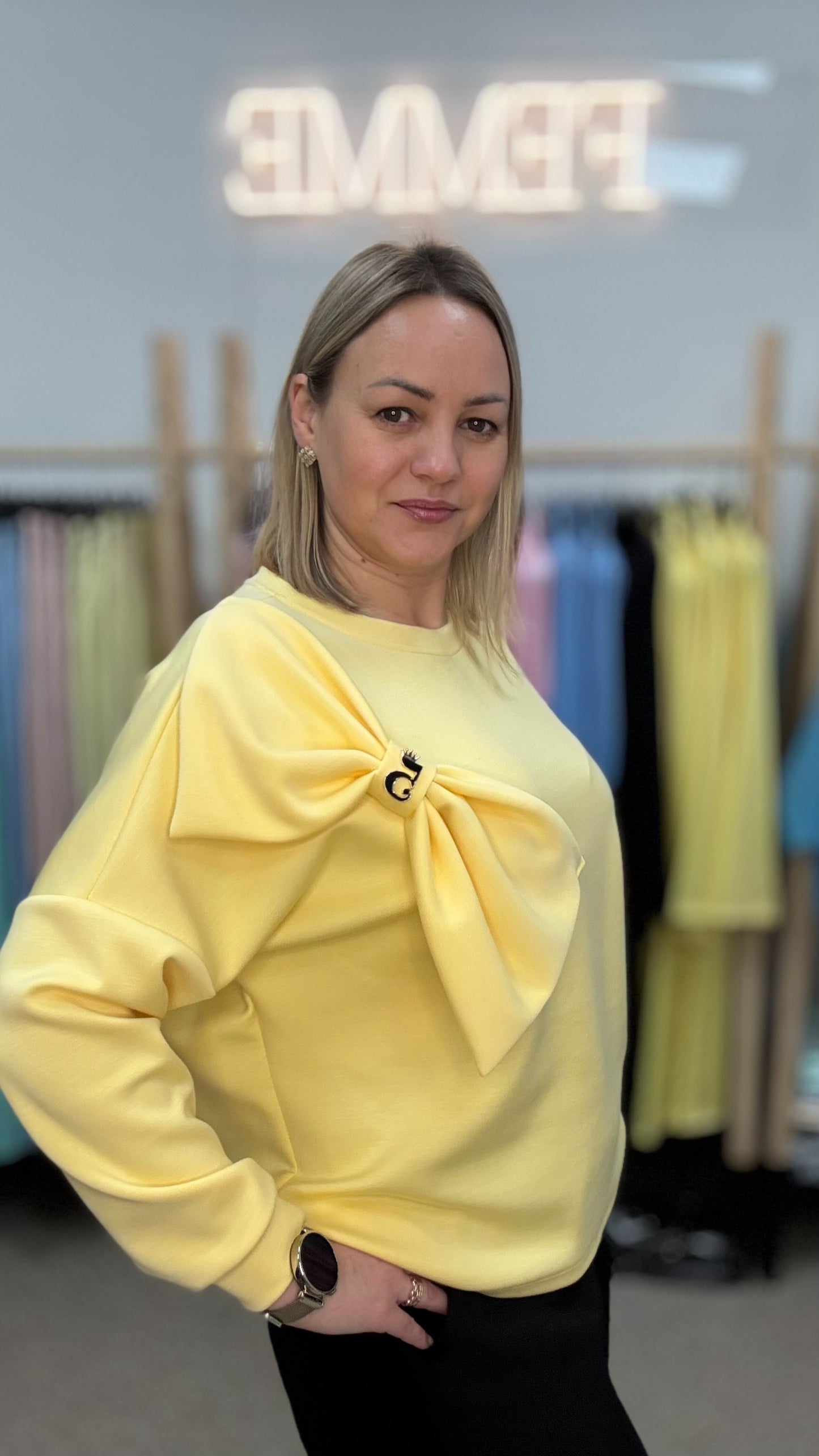 Džemperis dzeltenā tonī ar banti