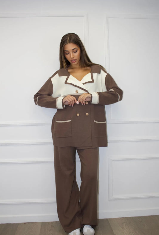 Kostīms šokolàdes tonī ar apzeltītām pogām