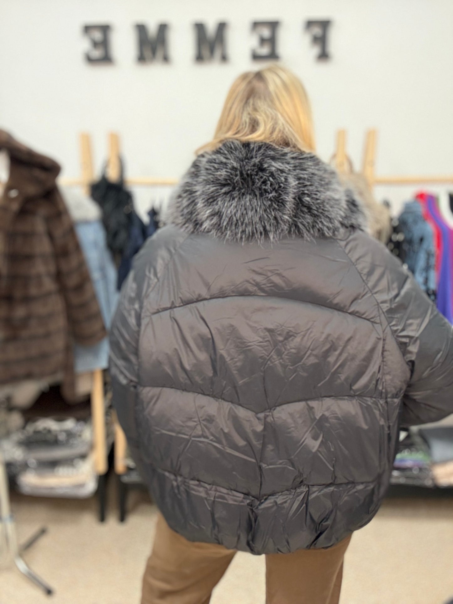 Ziemas jaka ar mākslīgo kažokādu