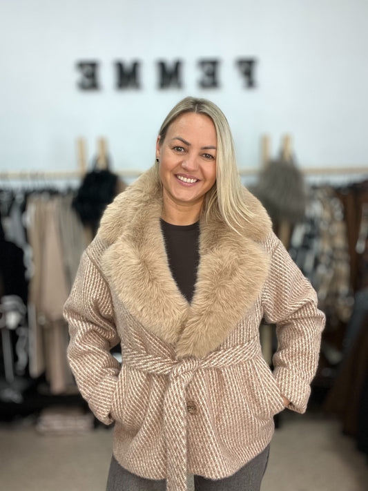 Bēšs mētelis ar mākslīgo kažokādu