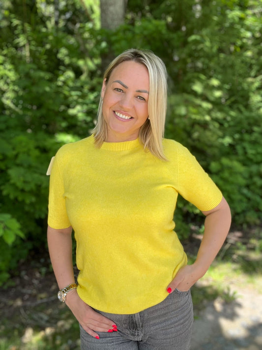 Dzeltens trikotāžas džemperis ar īsām piedurknēm