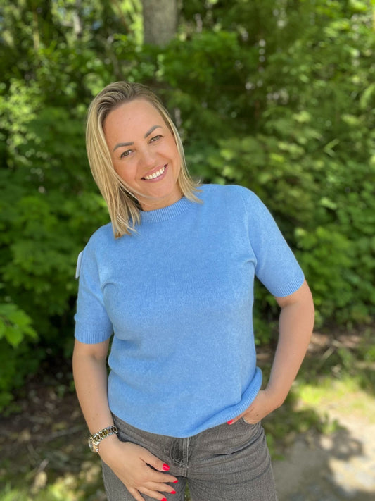 Zils trikotāžas džemperis ar īsām piedurknēm