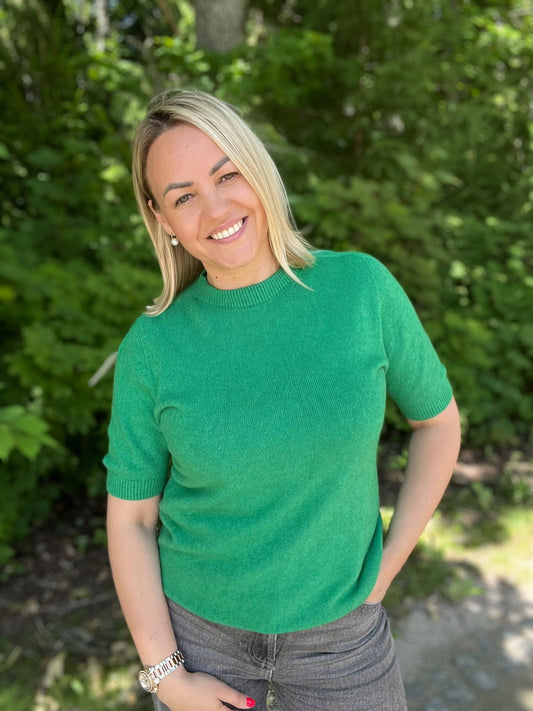 Zaļš trikotāžas džemperis ar īsām piedurknēm