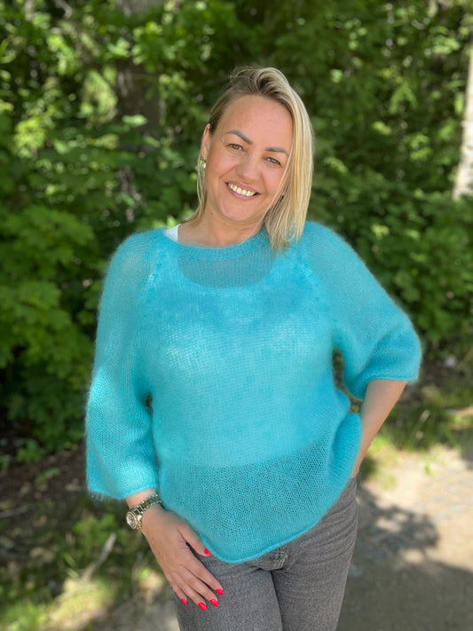 Spilgti zils mohēras džemperis