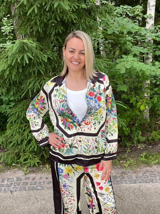 Puķains vasarīgs kostīms