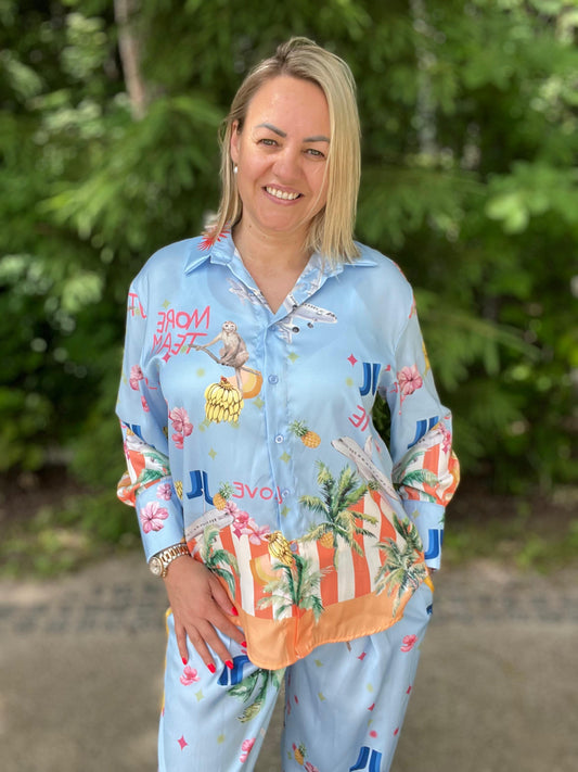 Gaiši zils kostīms ar vasarīgiem elementiem