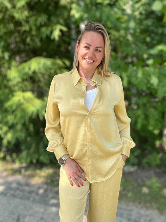 Stilīga un ērta zīda stila blūze ar smalkiem kristāliņiem