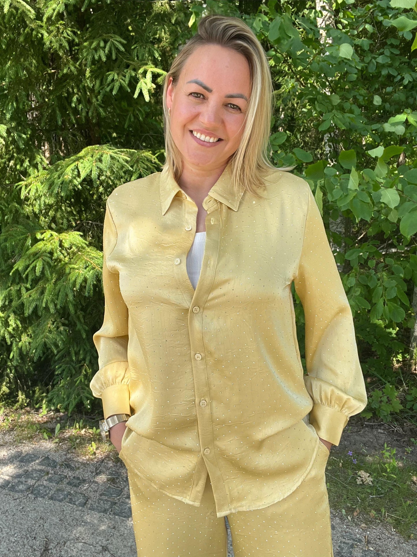 Stilīga un ērta zīda stila blūze ar smalkiem kristāliņiem