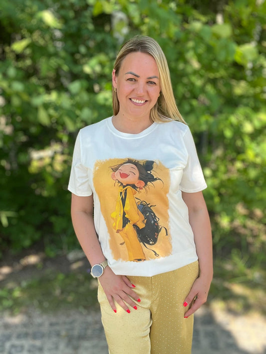 Balts t-krekls ar Anime elementu