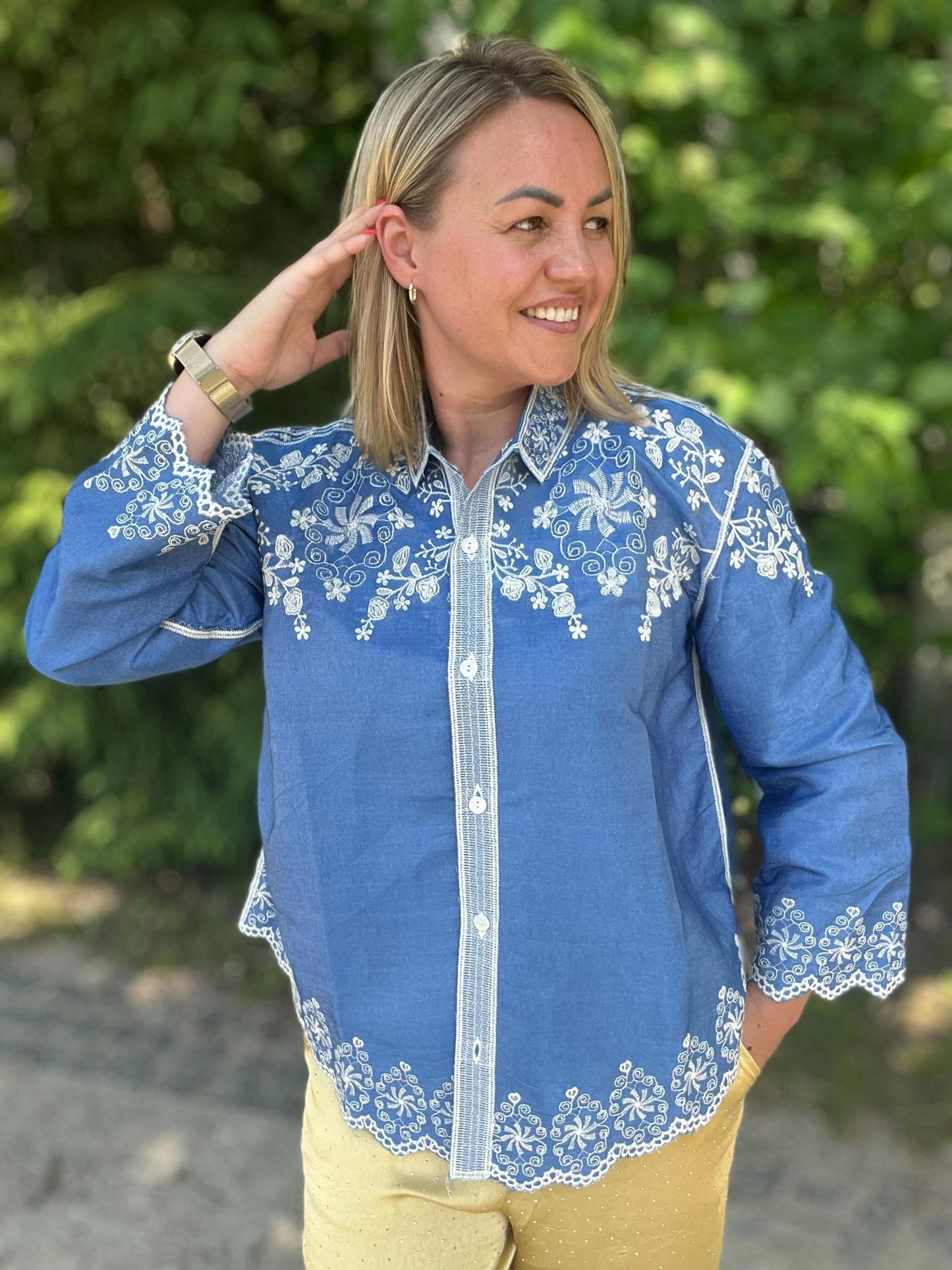 Zila blūze ar balti puķainiem ornamentiem