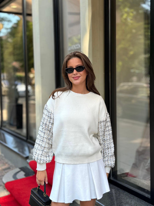 Balts džemperis ar pelēcīgi rūtainām piedurknēm - DJE 007