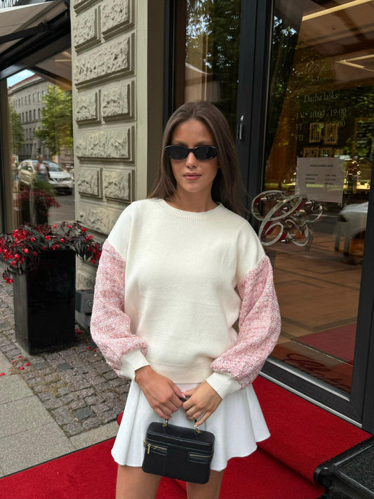 Balts džemperis ar rozā rūtainām piedurknēm - DJE 008