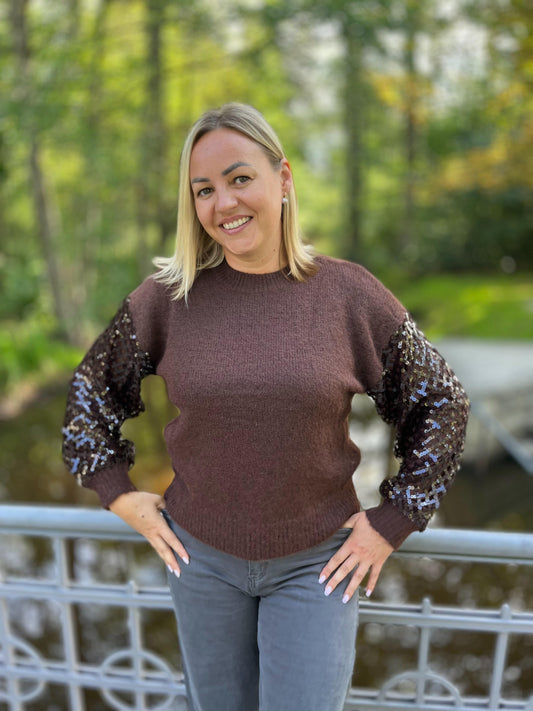 Šokolādes brūns džemperis ar dekoratīvām piedurknēm - DJE 010