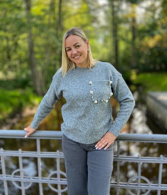 Pelēks džemperis ar dekoratīvu kabatiņu - DJE 013