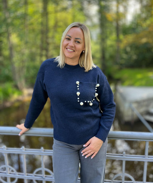 Tumši zils džemperis ar dekoratīvu kabatiņu - DJE 012