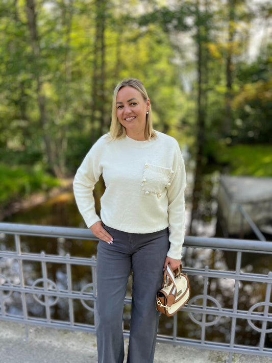 Balts džemperis ar dekoratīvu kabatiņu - DJE 014