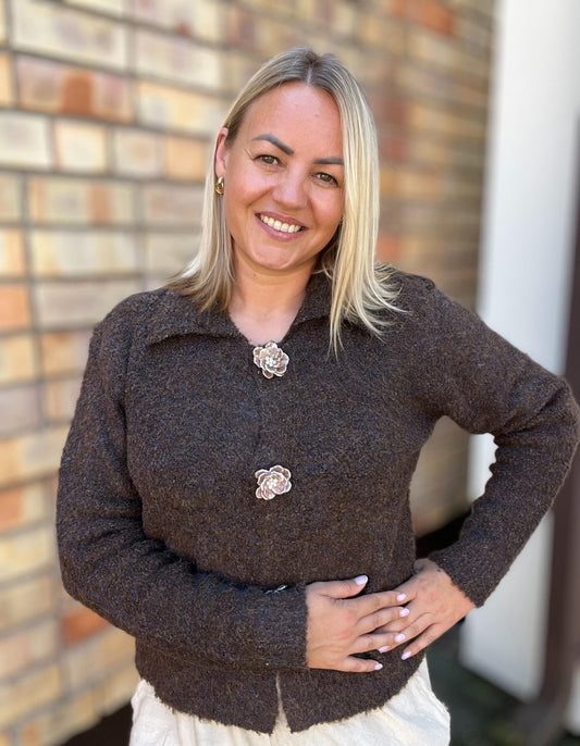 Īsa, brūna adīta jaciņa ar apkakli, aizdari rotā trīs dekoratīvas puķu formas pogas - DJE 019