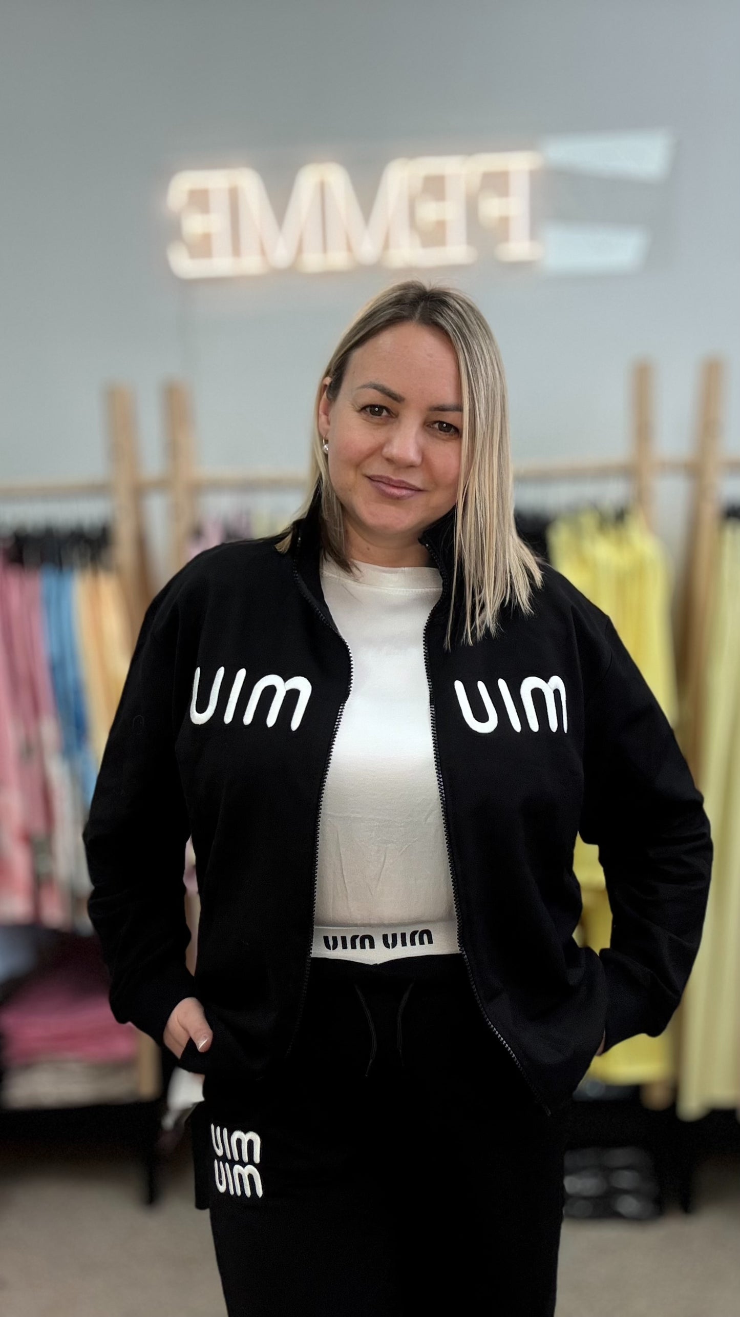 Brīvā laika kostīms melnā krāsā