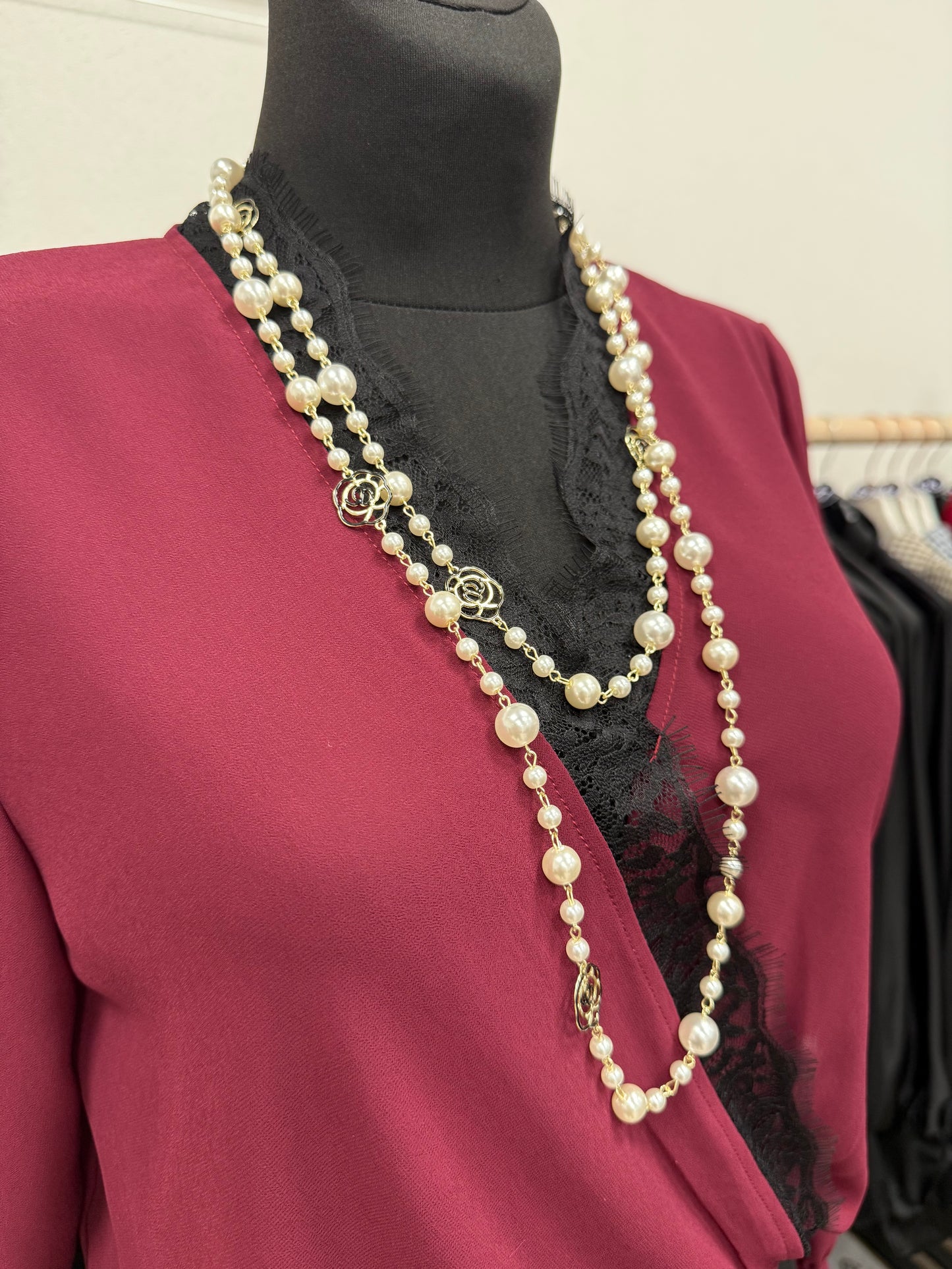 Pērļu kaklarota ar akcentiem 