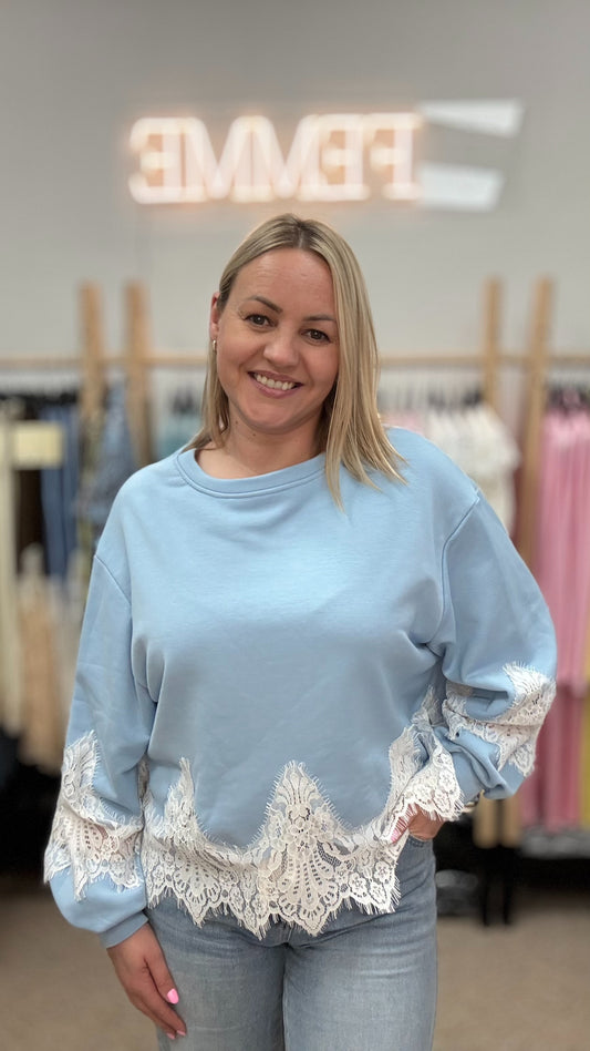 Gaiši zils džemperis ar mežģīnēm