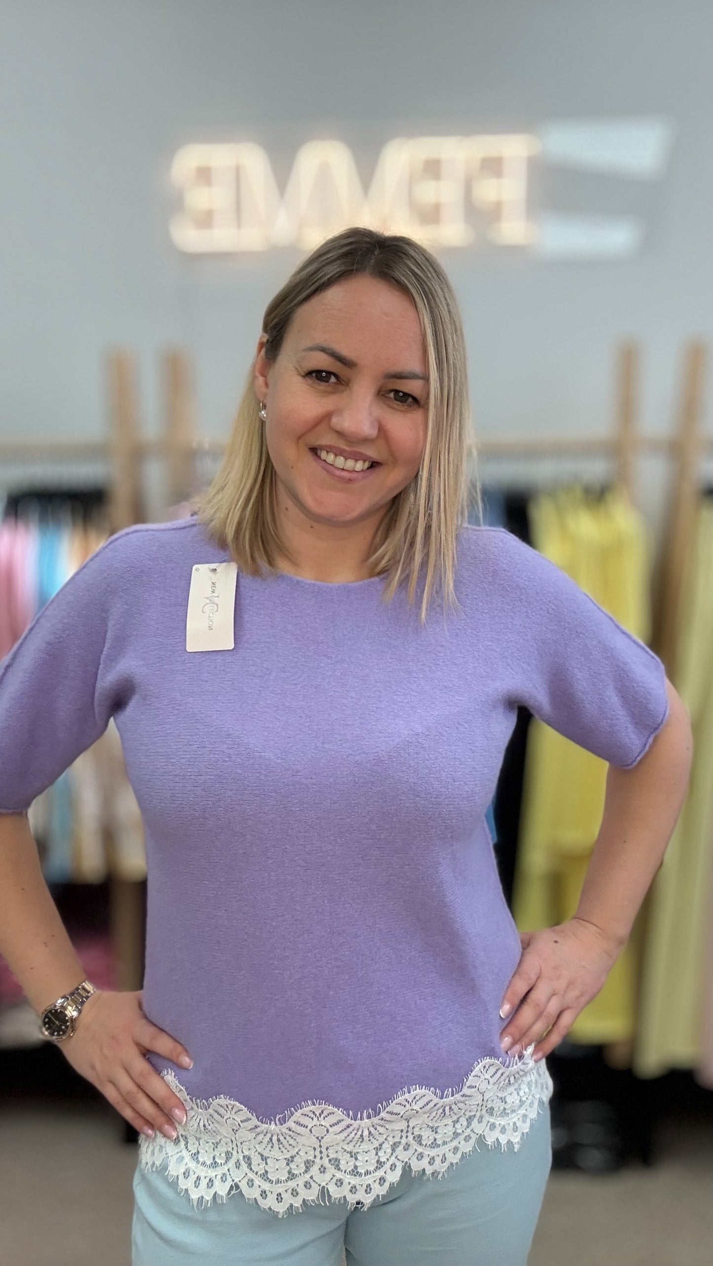 Сиреневый свитер с кружевной отделкой