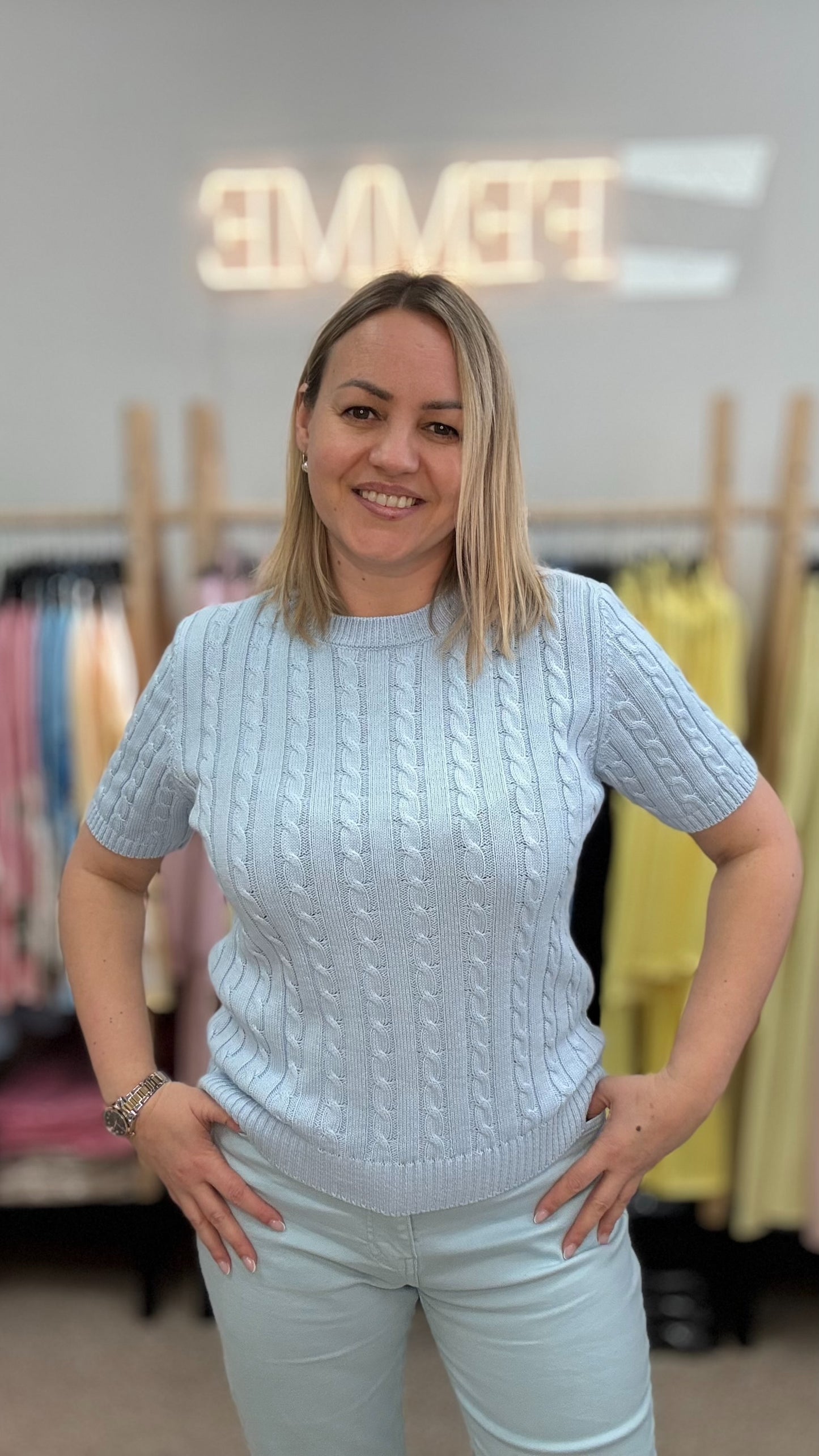 Zils džemperis ar pīnītēm 