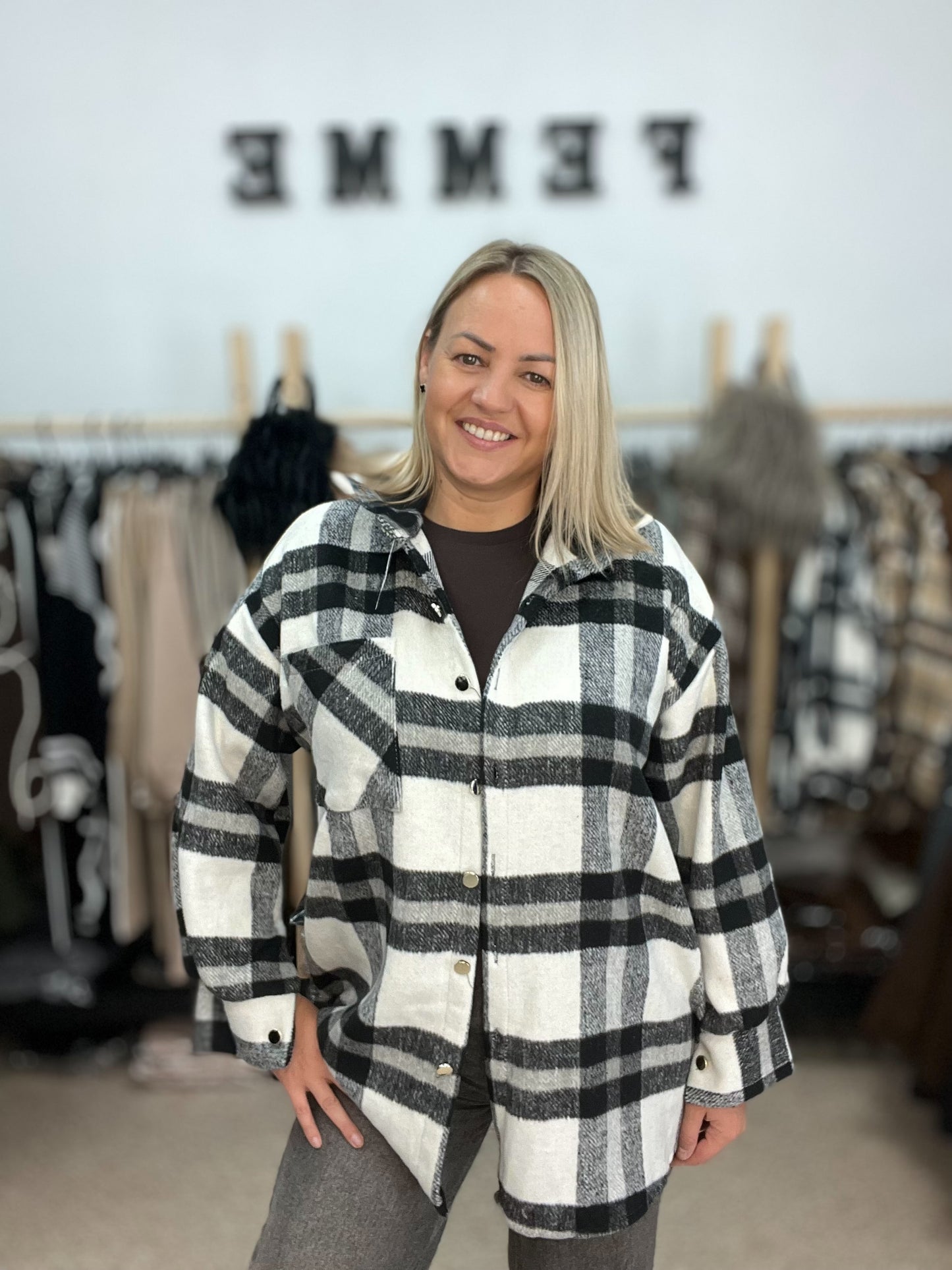 Rūtains krekls , melnos toņos 