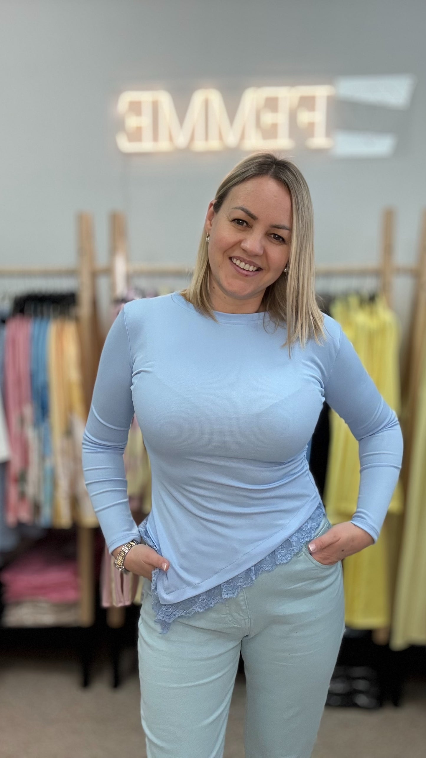 Tops zilā tonī ar mežģīni 