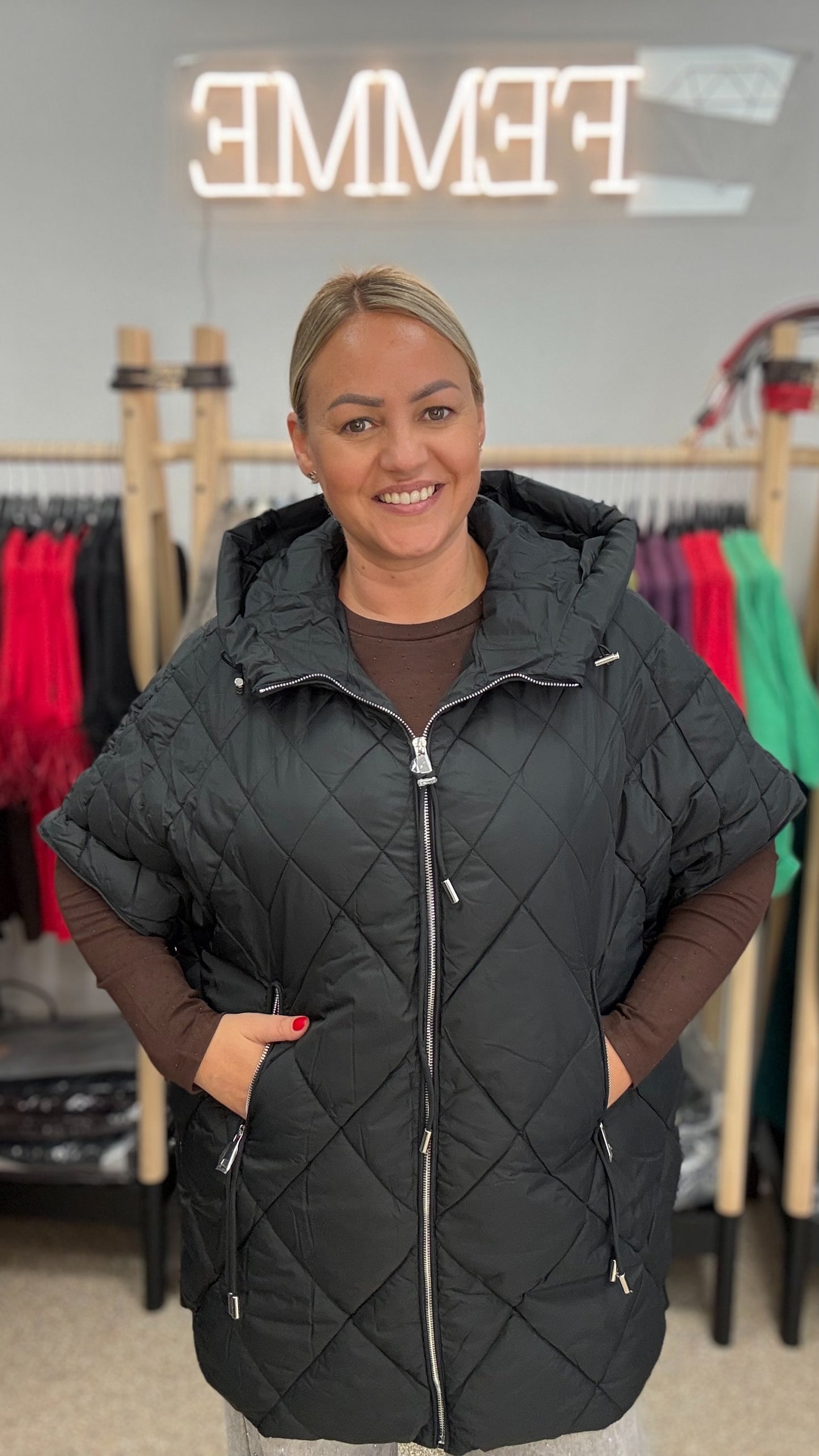Veste melnā tonī