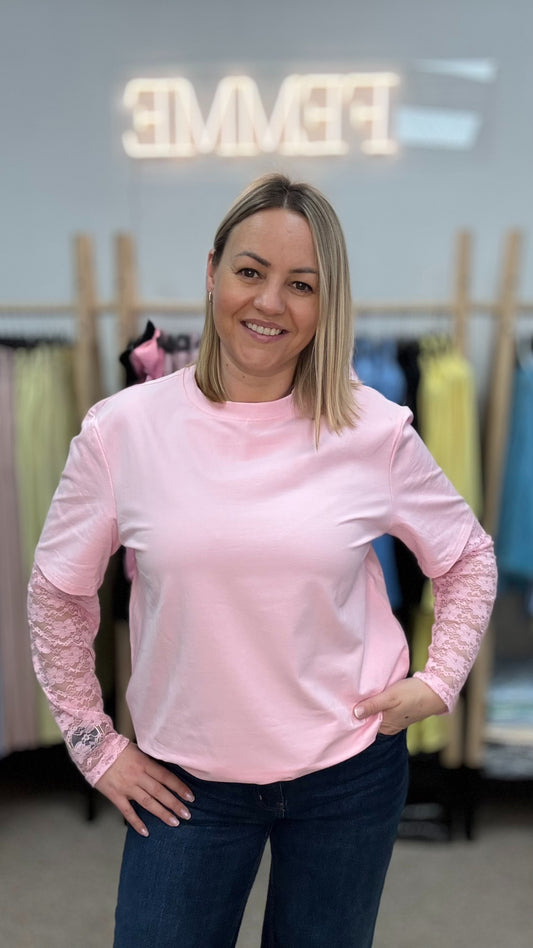 Rozā T-krekls ar mežģīņu piedurknēm