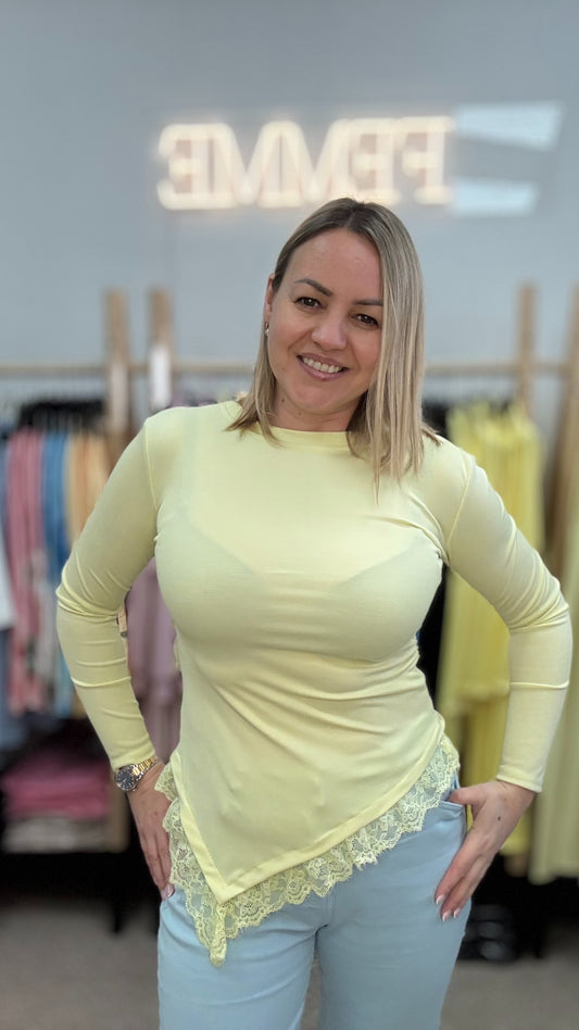 Tops dzeltenā tonī ar mežģīni 